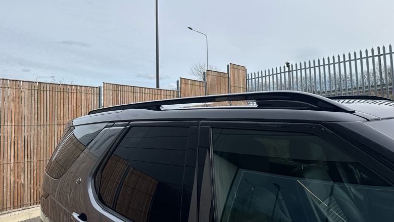 Land Rover Discovery 3.0 D300 Dynamic SE 5dr Auto Diesel Station Wagon